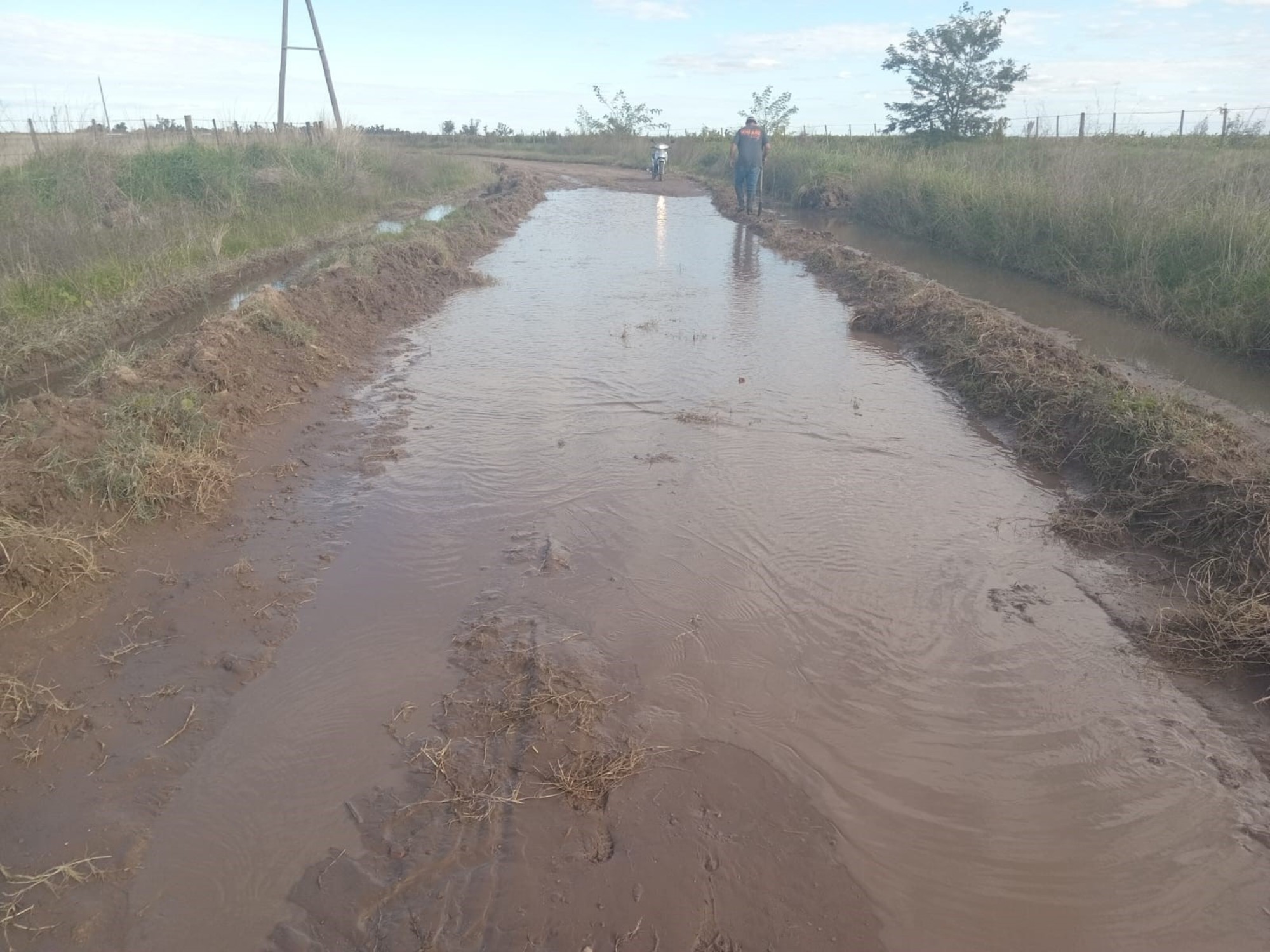 Productores discutiendo sobre la gestión de caminos rurales en un entorno agrícola. Foto: Clarín