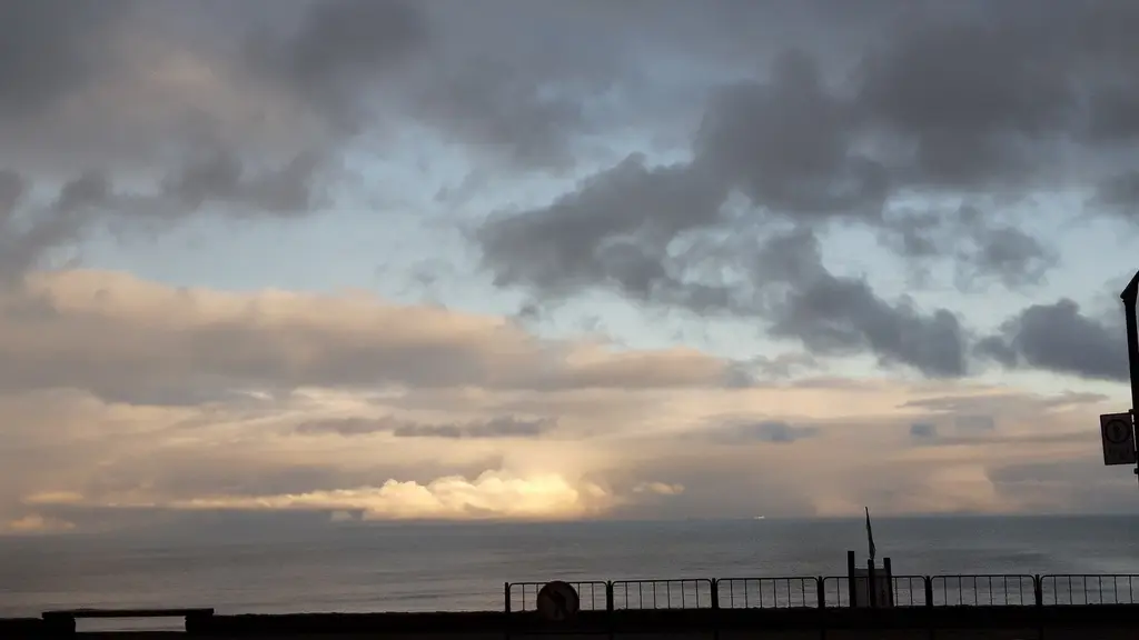 Cielo parcialmente nublado al atardecer sobre la rambla de Montevideo. Foto: NaBUru38 / Wikimedia Commons (CC BY-SA 4.0) (archivo)