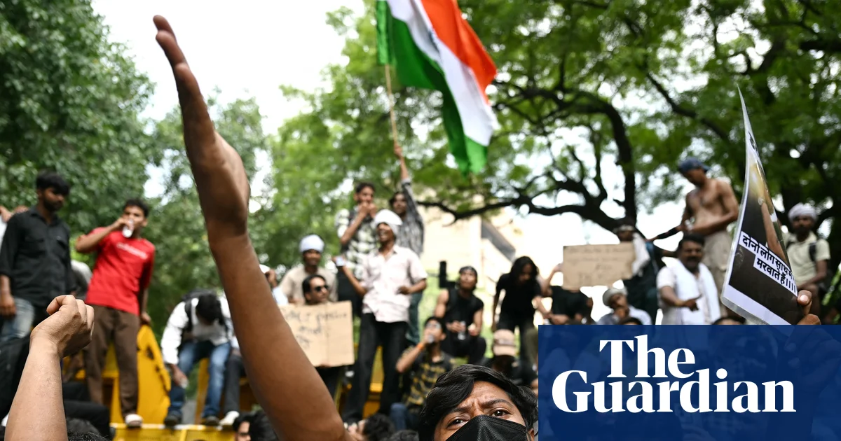 Protestas masivas en India con jóvenes manifestantes sosteniendo pancartas. Foto: The Guardian