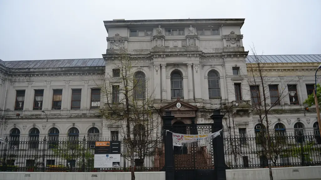 Fachada del edificio histórico de la Facultad de Medicina de la Universidad de la República, en Montevideo, en un día nublado. Foto: Mverocai / Wikimedia Commons (CC BY-SA 3.0) (archivo)