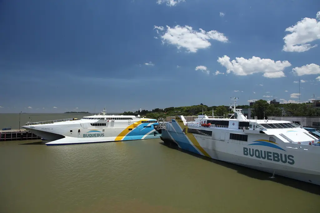 Dos buques de Buquebus amarrados en la terminal de pasajeros del puerto de Colonia del Sacramento. Foto: Liam Quinn / Wikimedia Commons (CC BY-SA 2.0) (archivo)