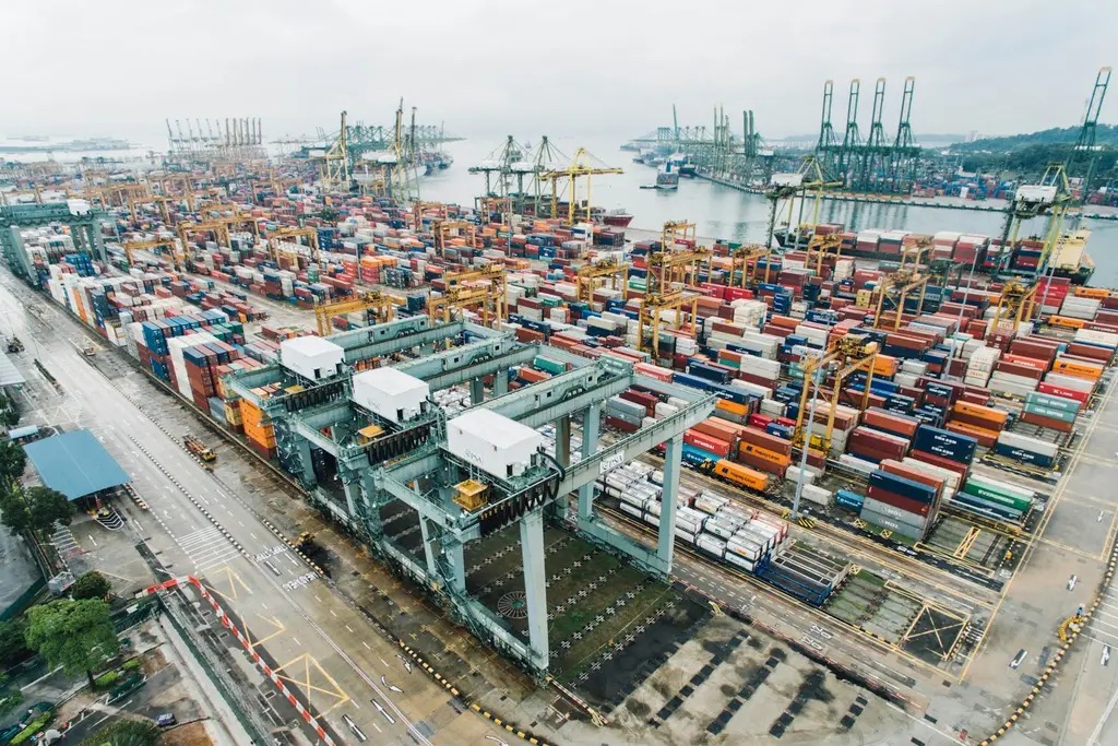 Contenedores y grúas en un puerto. Foto: Unsplash