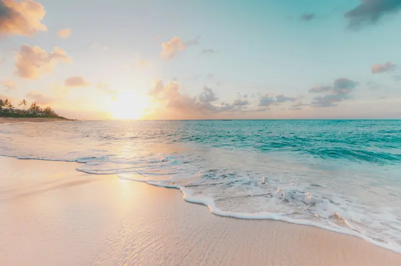 Costa uruguaya con arena y olas. Foto: Unsplash