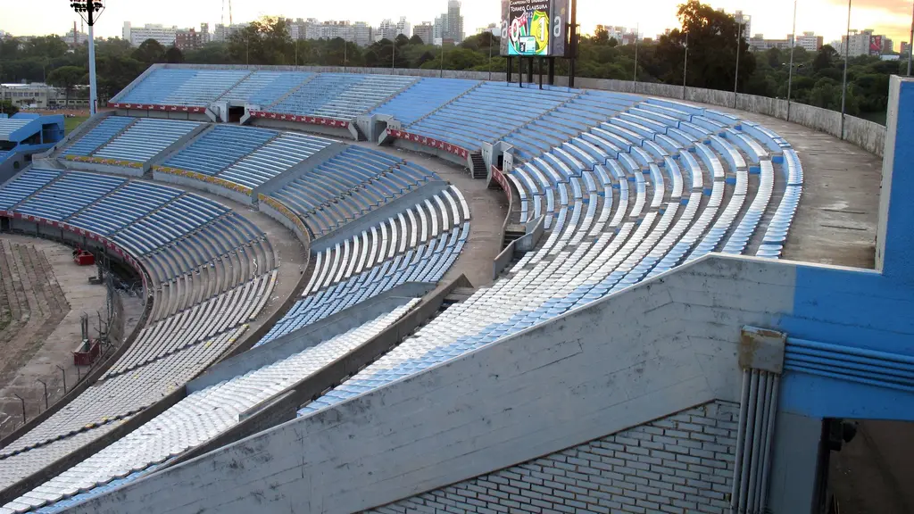 Tribuna Colombes del Estadio Centenario de Montevideo, vacía, al atardecer. Foto: Uwebart / Wikimedia Commons (CC BY-SA 3.0) (archivo)