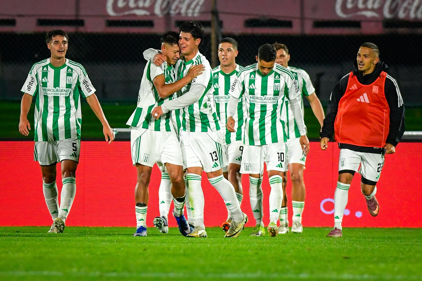 Partido de fútbol entre Cerro y Racing en el Estadio Tróccoli. Foto: no disponible