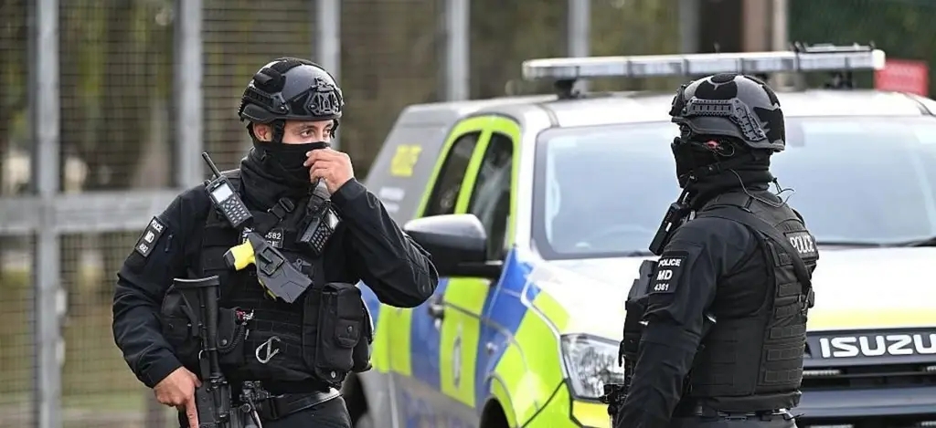 Policías armados custodian el perímetro de la base RAF Fairford, en Gloucestershire, tras el hallazgo de tres camionetas sospechosas. Foto: agencias