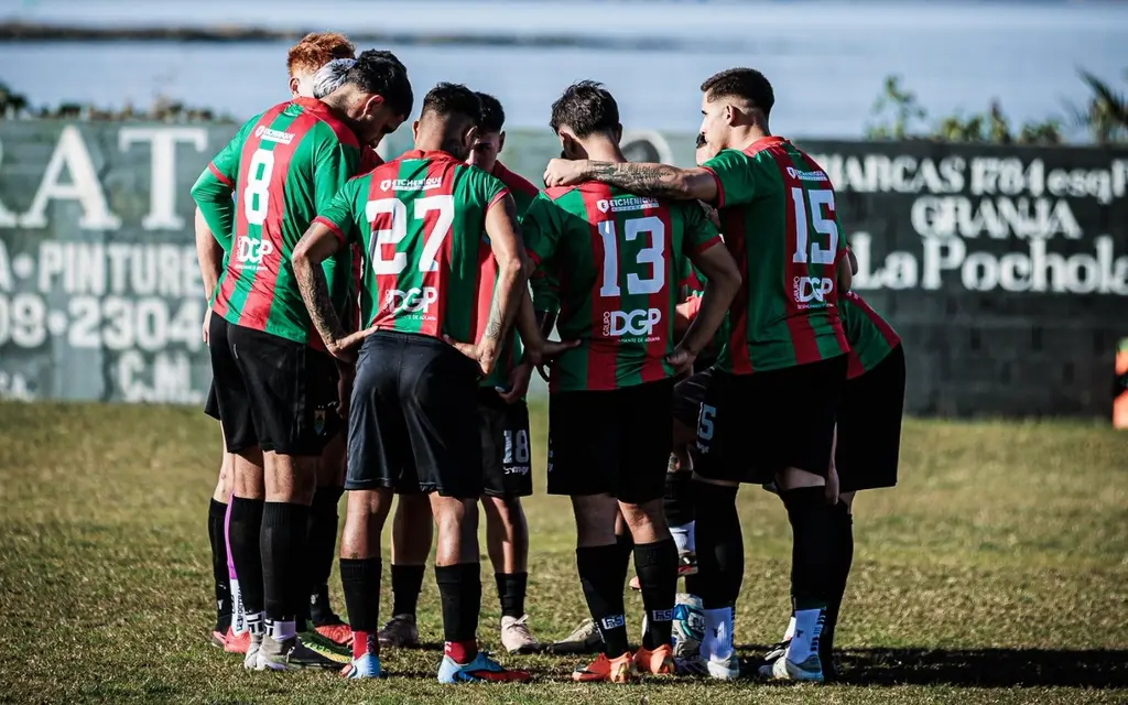 Jugadores de Rampla Juniors, en rueda, durante un partido. Foto: El País