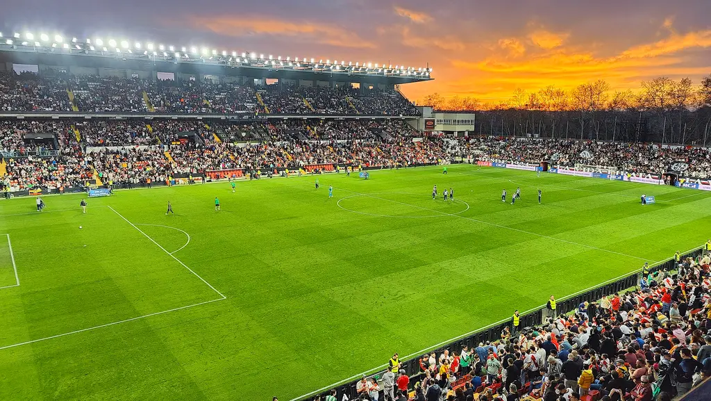 El estadio de Vallecas, con sus tribunas llenas, durante un partido del Rayo Vallecano en Madrid. Foto: Davicilio20 / Wikimedia Commons (CC0) (archivo)