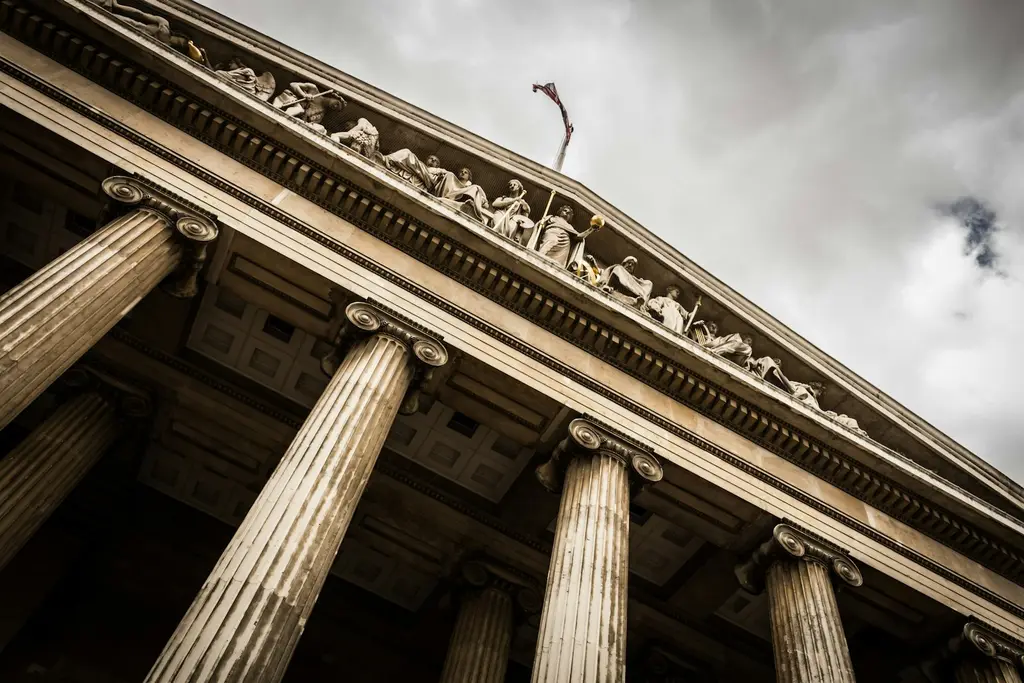 Edificio legislativo con columnas y fachada. Foto: Unsplash