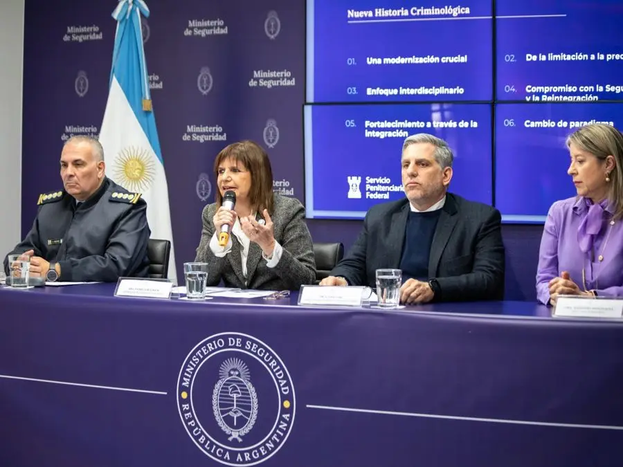 Patricia Bullrich habla en una mesa del Ministerio de Seguridad, en una imagen de archivo. Foto: Clarín