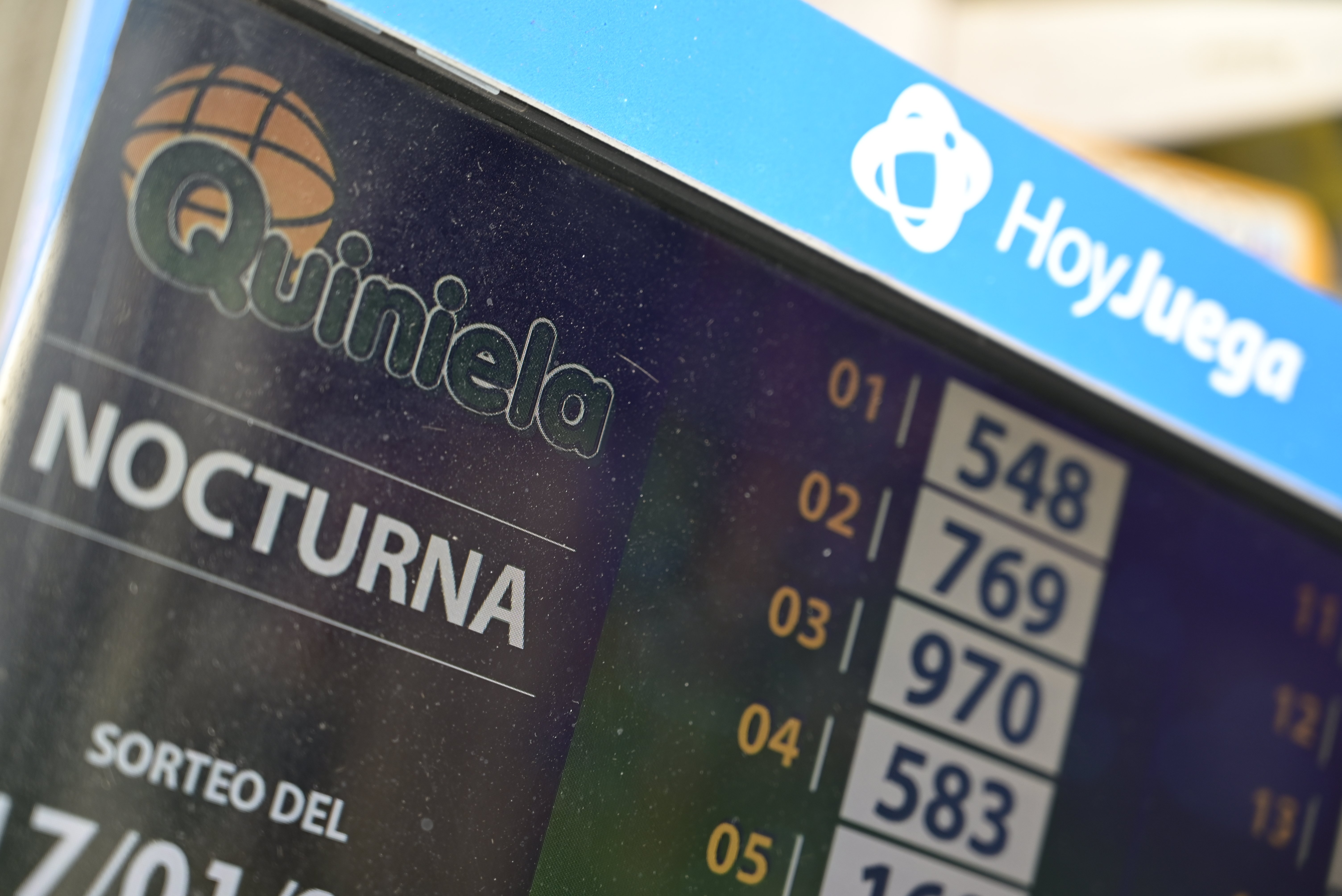 Persona comprando un ticket de la Quiniela o la Tómbola