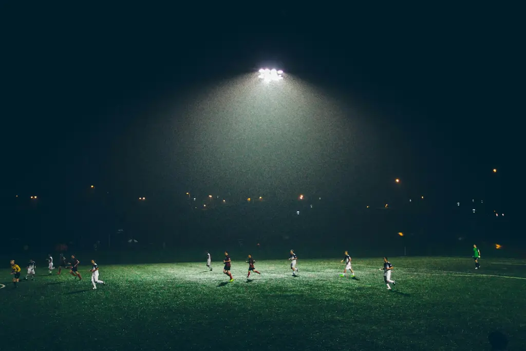 Partido de fútbol con hinchada de fondo. Foto: Unsplash