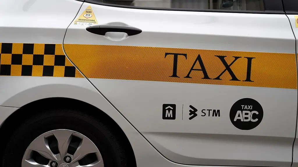 Puerta de un taxi de Montevideo con la franja amarilla y los logos del sistema de transporte. Foto: Intendencia de Montevideo / Wikimedia Commons (CC BY-SA 4.0) (archivo)