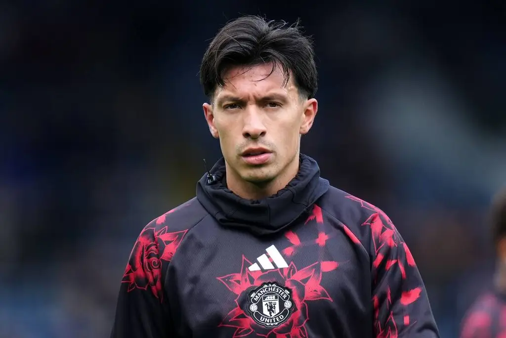 Lisandro Martínez, con la ropa de entrenamiento del Manchester United. Foto: La Nación