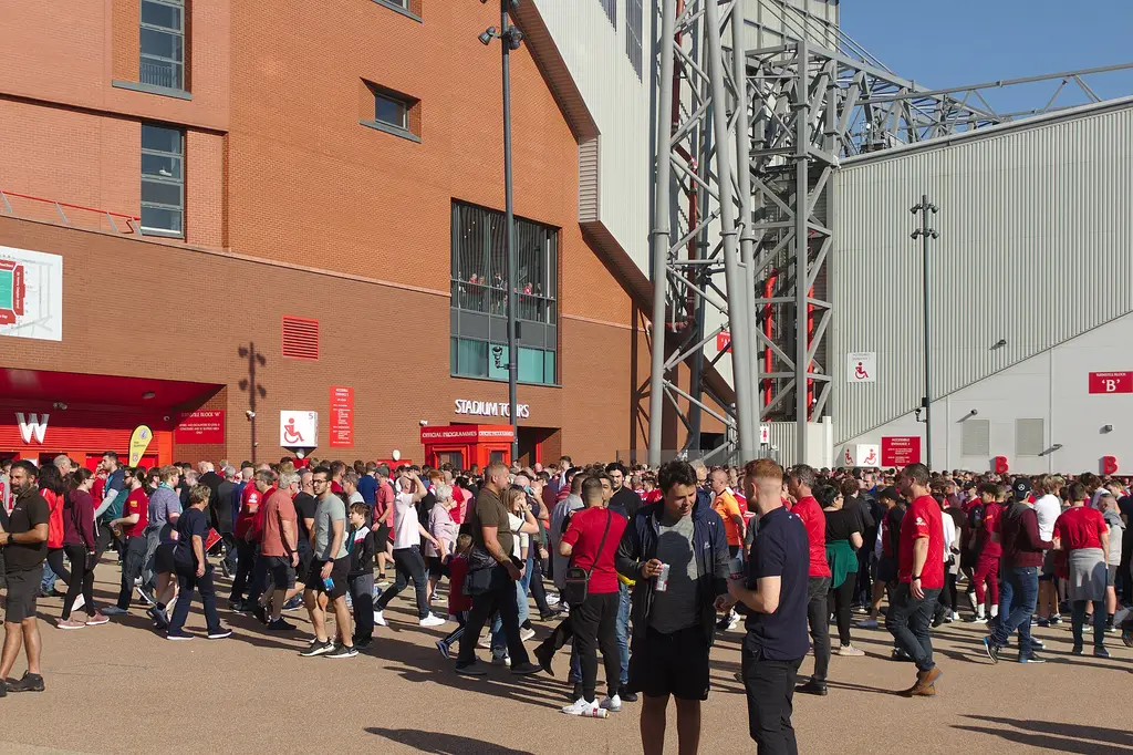 Hinchas de Liverpool en los alrededores de Anfield antes de un partido. Foto: Rodhullandemu / Wikimedia Commons (CC BY-SA 4.0) (archivo)