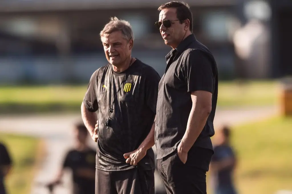 Diego Aguirre e Ignacio Ruglio, en la Ciudad Deportiva de Peñarol. Foto: Peñarol