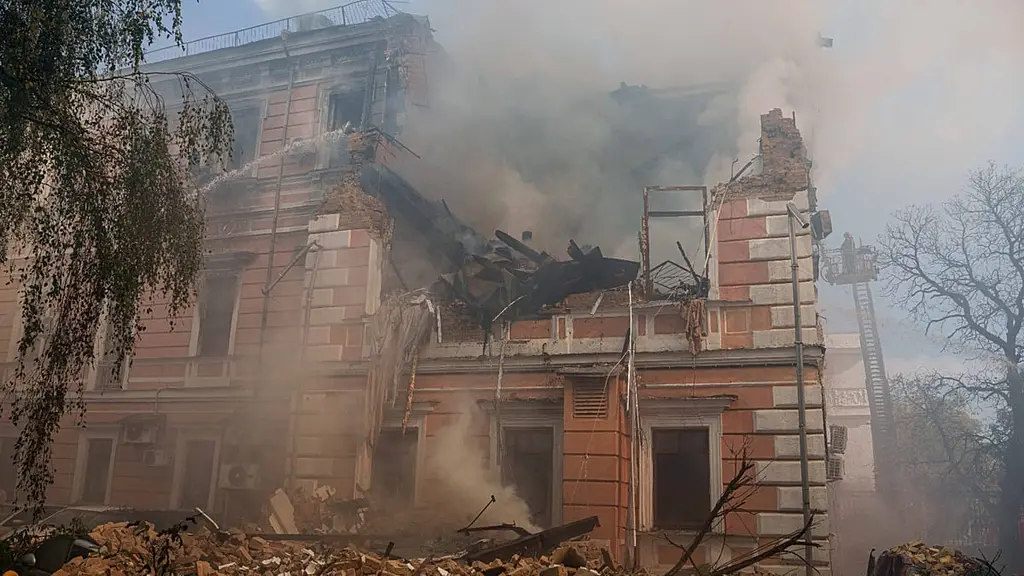 Humo sale del edificio de la Academia Nacional de Ciencias de Ucrania, con el techo derrumbado, tras el ataque con dron en Kiev el 28 de setiembre de 2026. Foto: agencias