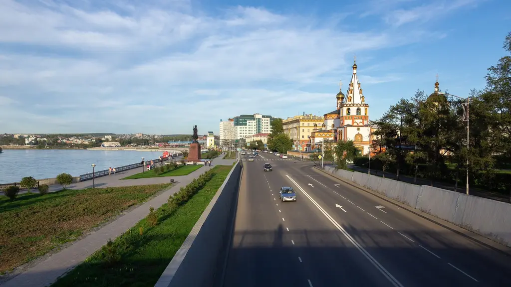 Vista de la costanera del río Angará en Irkutsk, Siberia, con una avenida, un monumento y una iglesia ortodoxa, imagen ilustrativa. Foto: Vyacheslav Argenberg / Wikimedia Commons (CC BY 4.0) (archivo)