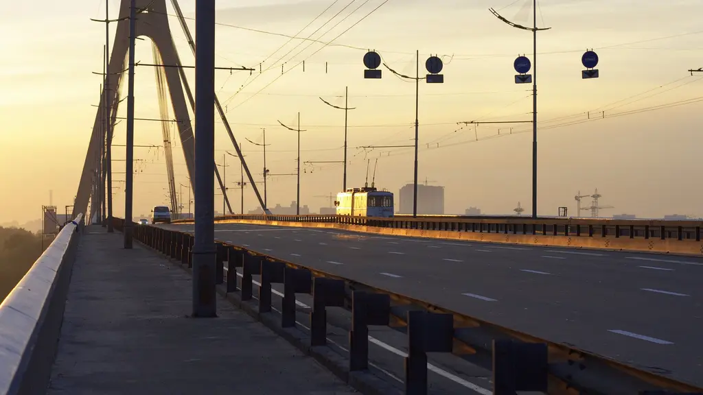 Un trolebús cruza el Puente Norte de Kiev al amanecer, con los cables del puente atirantado a la izquierda. Foto: Ilya K / Wikimedia Commons (CC BY-SA 3.0) (archivo)