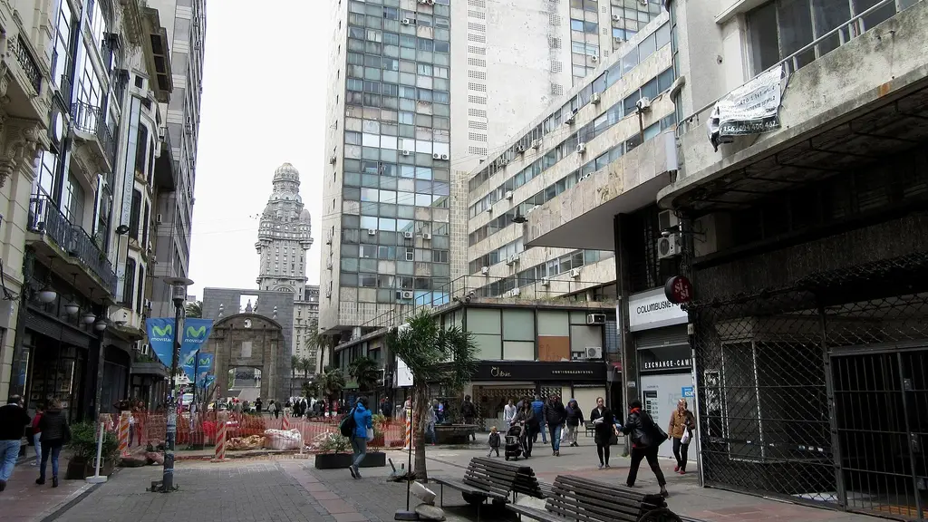 Peatones caminan por la peatonal Sarandí, en la Ciudad Vieja de Montevideo, con el Palacio Salvo al fondo (archivo). Foto: Felipe Restrepo Acosta / Wikimedia Commons (CC BY-SA 4.0)