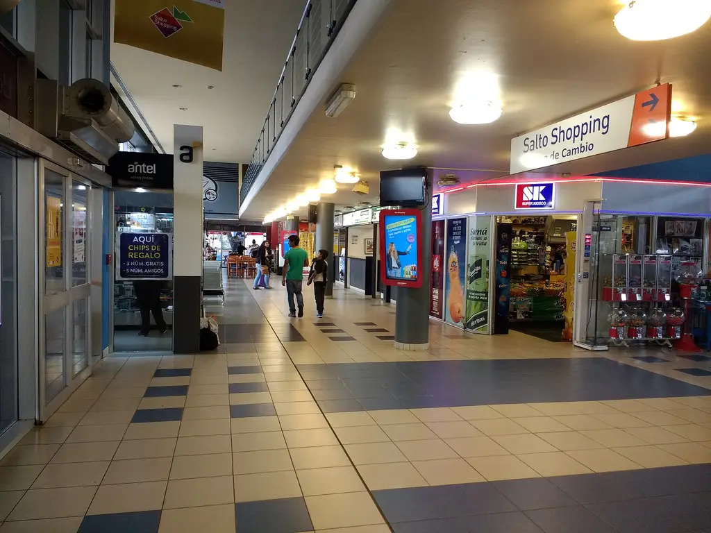 Pasillo interior del Salto Shopping, en la terminal de ómnibus de Salto, que proyecta una ampliación. Foto: Mx. Granger / Wikimedia Commons (CC0) (archivo)