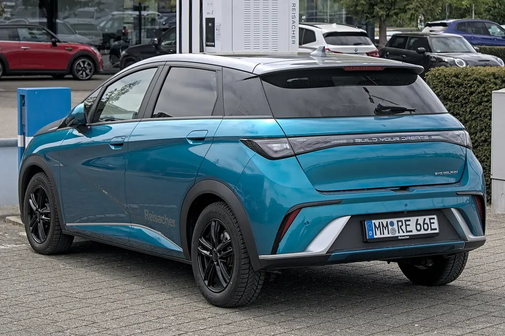 Un auto eléctrico estacionado junto a un cargador. Foto: Alexander-93 / Wikimedia Commons (CC BY-SA 4.0) (archivo)