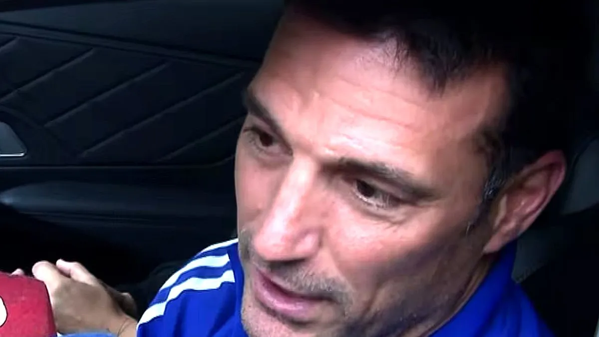 Lionel Scaloni hablando con los medios tras la final del Mundial 2026, rodeado de aficionados. Foto: La Nación