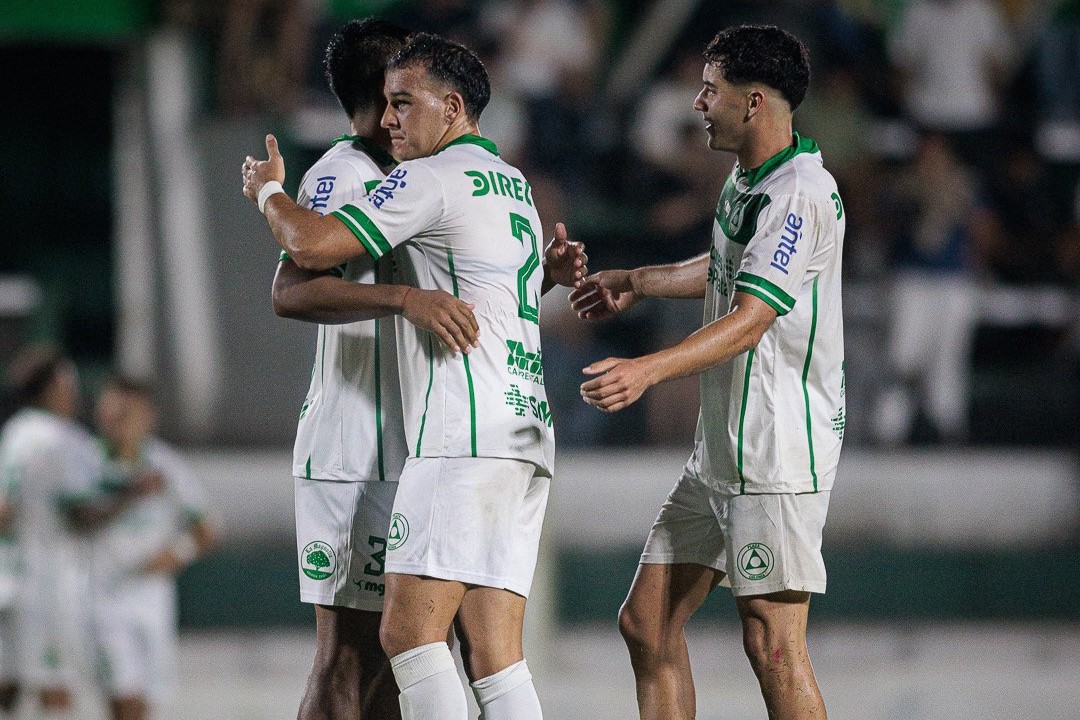 Partido de fútbol en un estadio uruguayo. Foto: El País