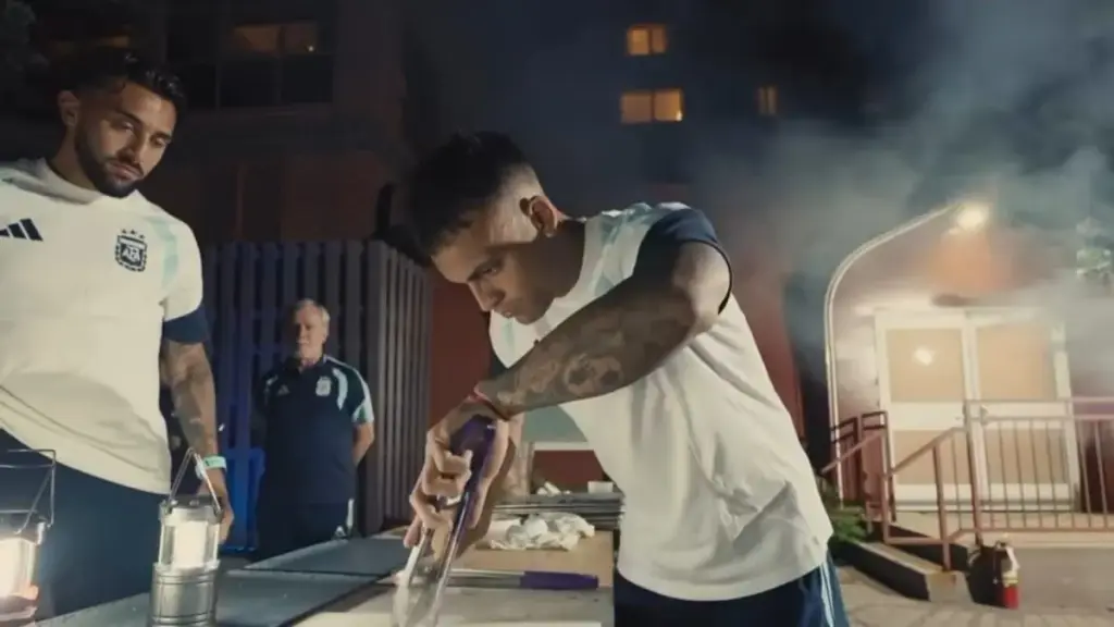 Jugadores de la Selección argentina disfrutando de un asado previo a la final del Mundial 2026. Foto: Ámbito