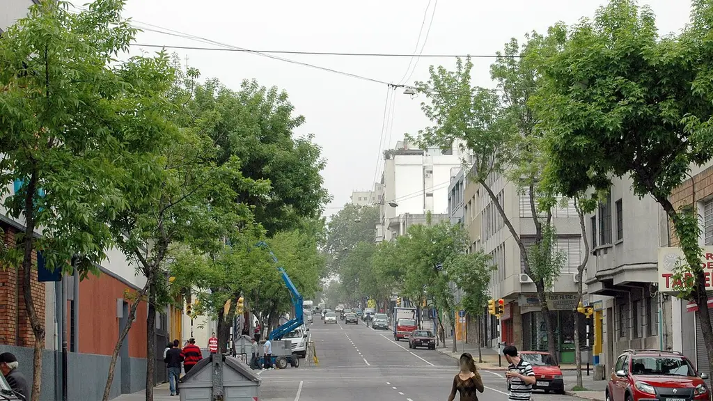 Calle Ejido esquina La Paz, en el Centro de Montevideo, con semáforos y tránsito. Foto: Andrés Franchi Ugart / Wikimedia Commons (CC BY-SA 3.0) (archivo)