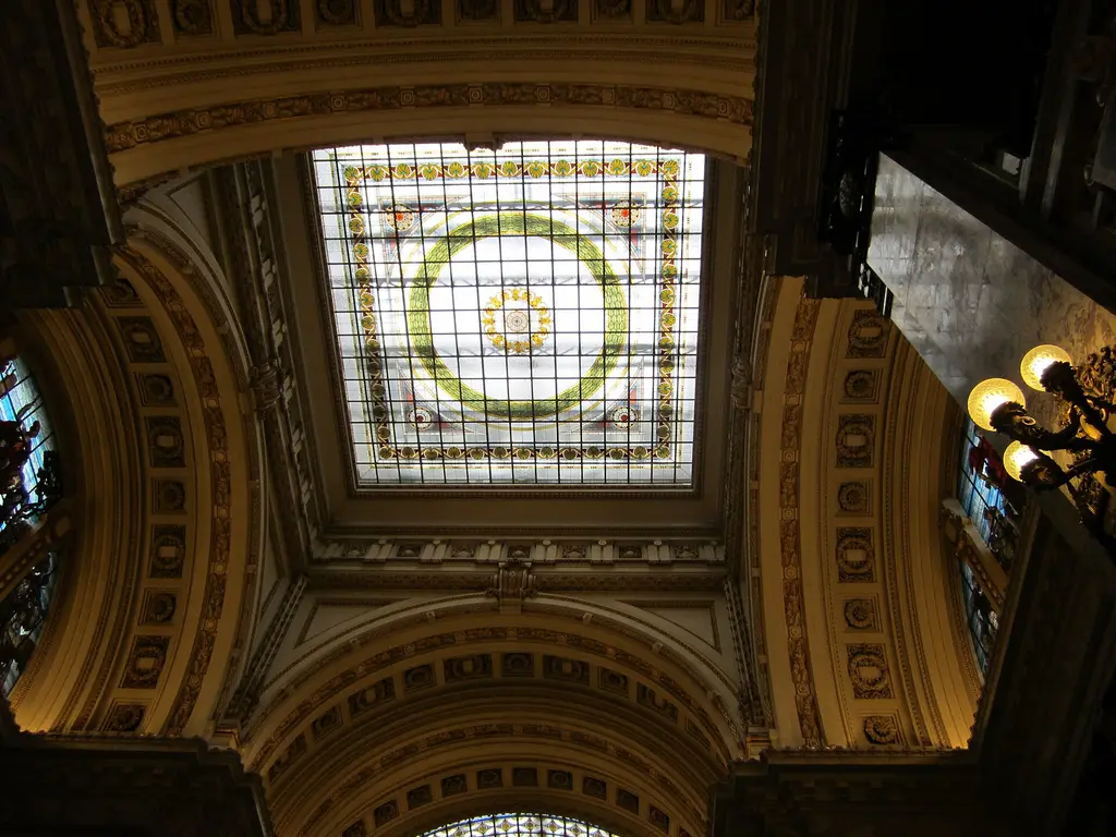 Vitral del techo en el interior del Palacio Legislativo, en Montevideo. Foto: AC070580 / Wikimedia Commons (CC BY-SA 3.0) (archivo)