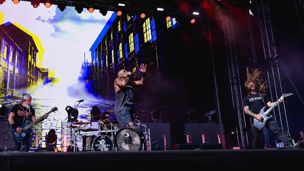 Sepultura toca en vivo en el festival Tons of Rock 2026, con Derrick Green al centro y Andreas Kisser a la derecha (archivo). Foto: Birgit Fostervold / Wikimedia Commons (CC BY-SA 4.0)