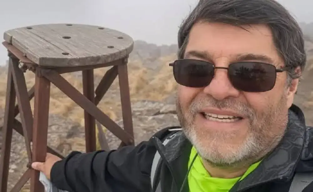 Raúl Alfredo Moyano, en la cumbre del Ñuñorco Grande, junto al banquito. Foto: La Nación
