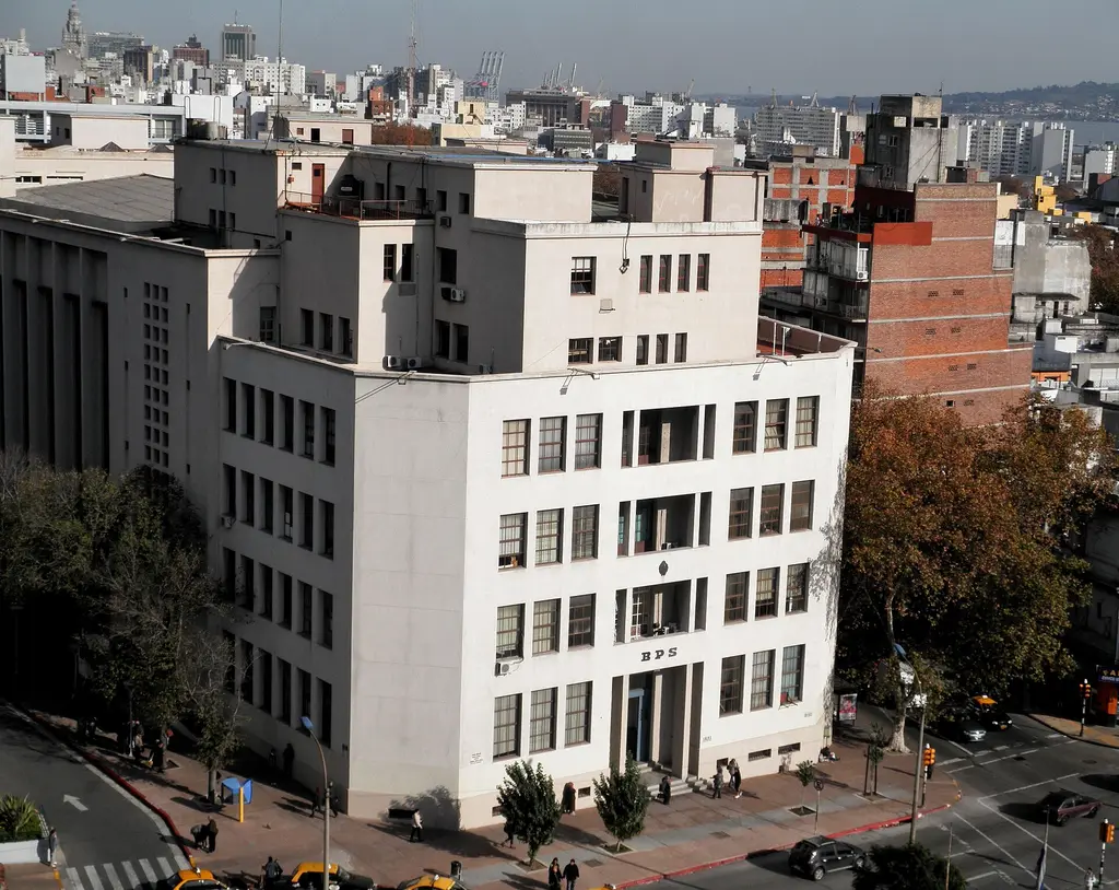 Edificio del Banco de Previsión Social en Montevideo. Foto: Galizbet / Wikimedia Commons (CC BY-SA 3.0) (archivo)