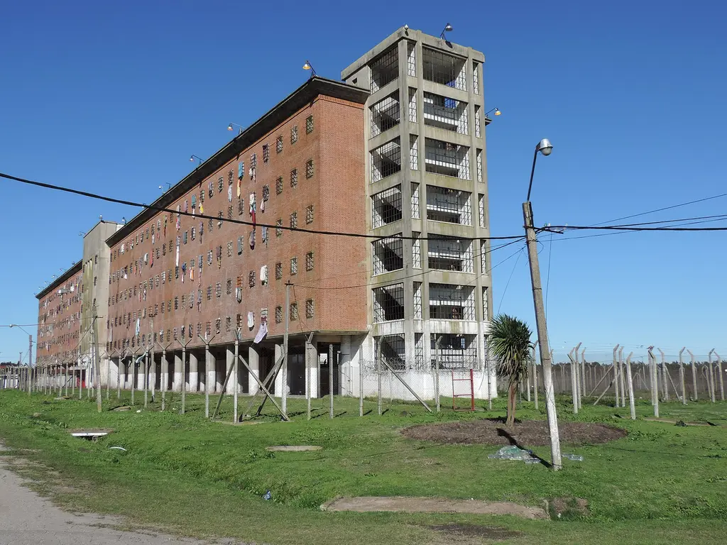 Edificio de celdas de la Unidad 3 del Penal de Libertad, en San José, con ropa colgada en las ventanas. Foto: Supuseque / Wikimedia Commons (CC BY-SA 4.0) (archivo)