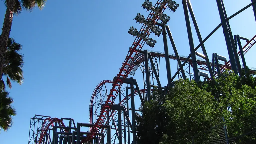 Un tren de la montaña rusa X2 sube por la estructura en Six Flags Magic Mountain, California (archivo). Foto: Jeremy Thompson / Wikimedia Commons (CC BY 2.0)
