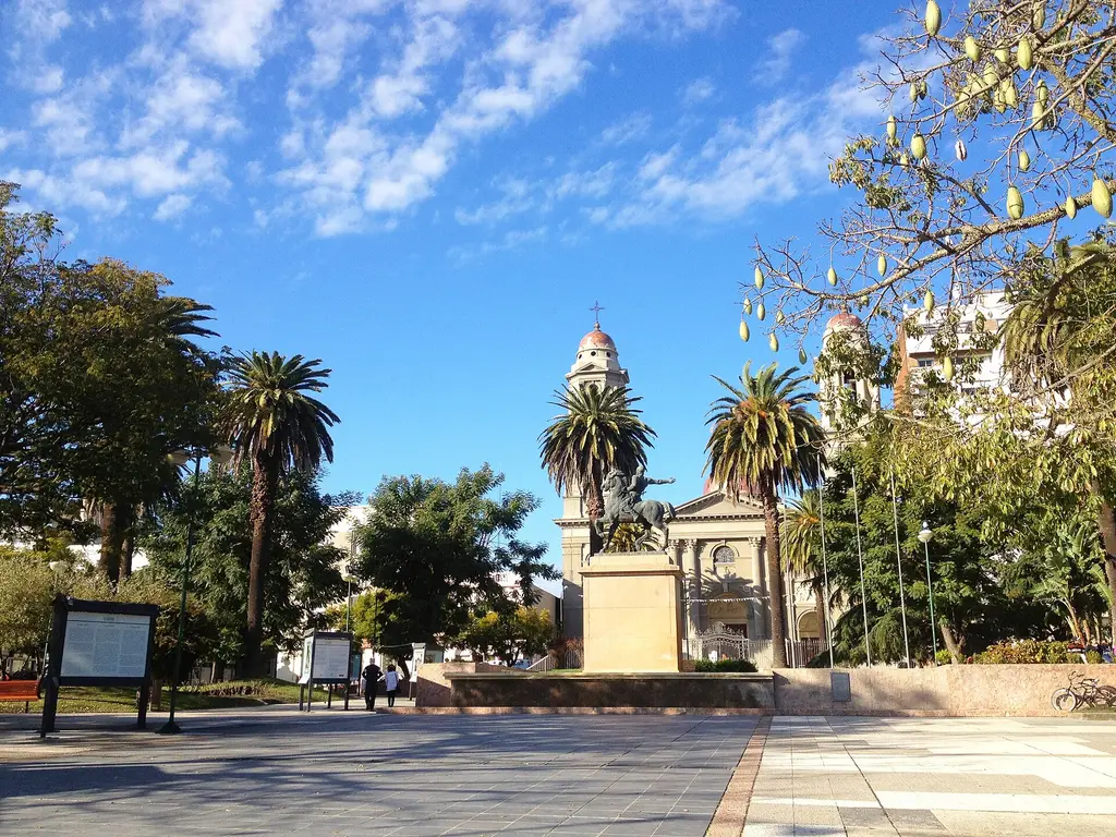 Plaza Independencia de Mercedes, con la catedral al fondo; la ciudad no tiene morgue judicial ni médico forense. Foto: Modesty Zuniga Paz / Wikimedia Commons (CC BY-SA 3.0) (archivo)