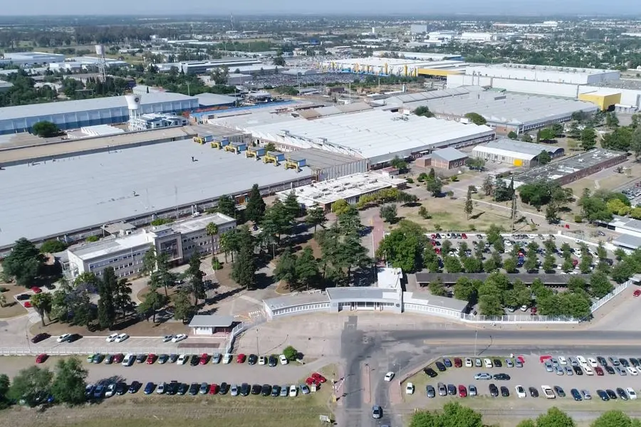 Vista aérea de la planta industrial de Ferreyra, con galpones blancos y el estacionamiento lleno. Foto: La Nación