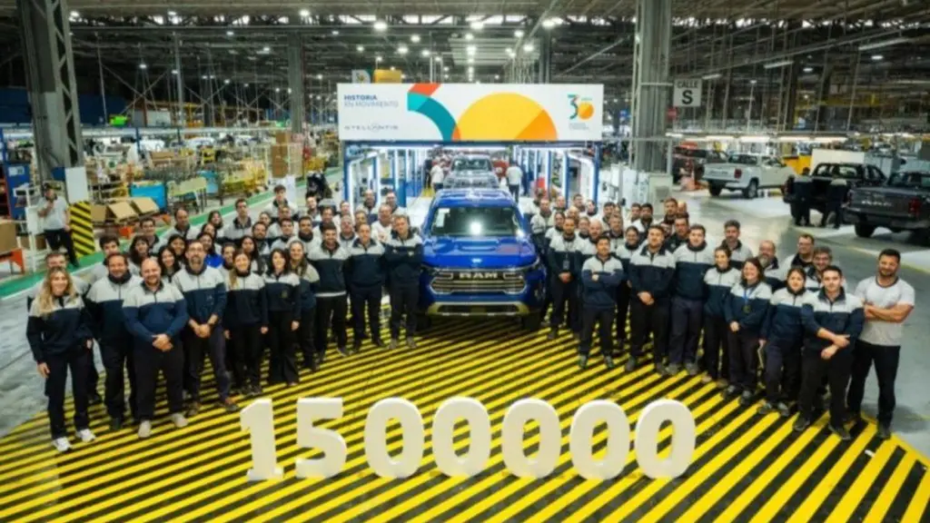 Trabajadores de la planta de Stellantis en Córdoba, junto a la unidad 1.500.000. Foto: Ámbito