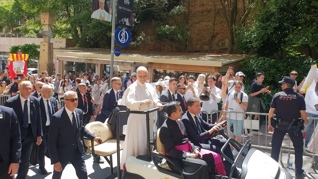 El papa León XIV saluda a los peregrinos durante una visita a la abadía de Montserrat, en España, el 10 de junio (archivo). Foto: Sergio López Prieto / Wikimedia Commons (CC BY-SA 4.0) (archivo)
