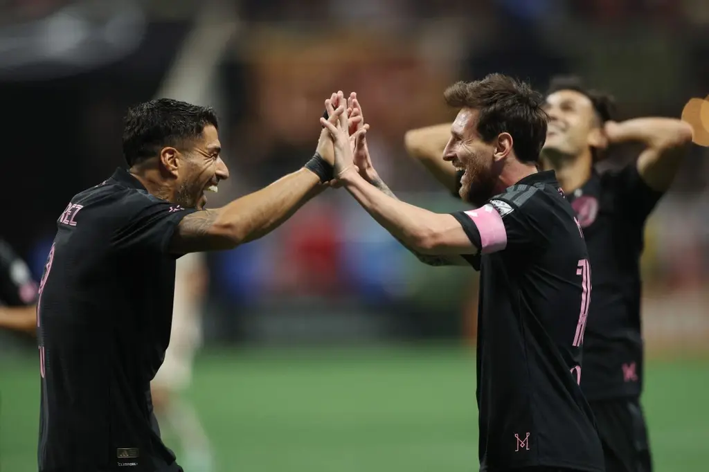 Luis Suárez y Lionel Messi se chocan las manos, con la camiseta del Inter Miami. Foto: El País