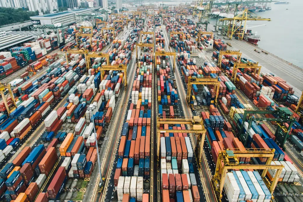Grúas y contenedores en un puerto. Foto: Unsplash