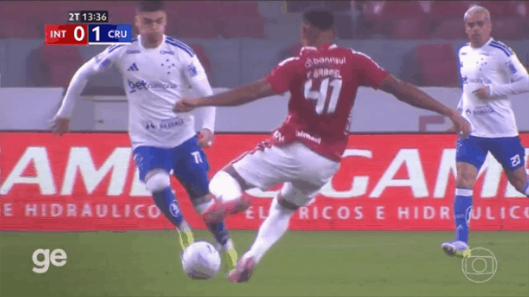 Escena de un partido de fútbol donde se observa una entrada fuerte. Foto: El País