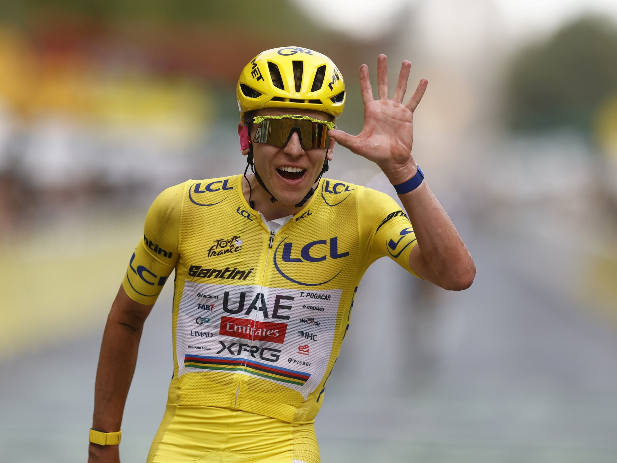 Escena de la última etapa del Tour de Francia en los Campos Elíseos, con ciclistas compitiendo y multitudes animando. Foto: La Nación