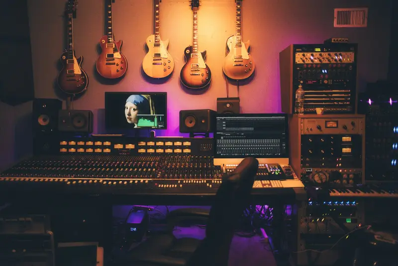 Un estudio de grabación, con consola y micrófonos. Foto: Unsplash