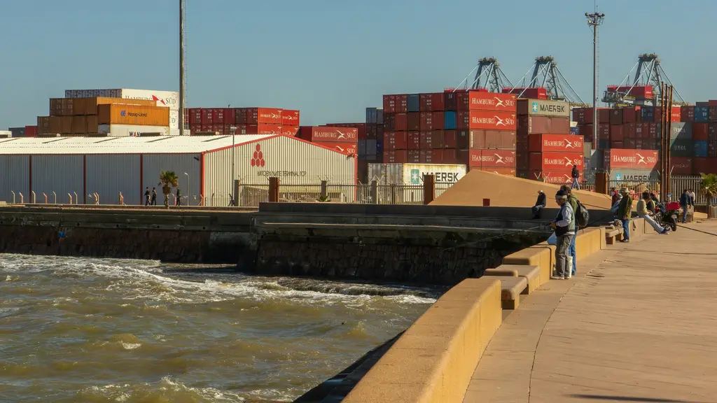 Contenedores apilados y grúas pórtico de la Terminal Cuenca del Plata, vistos desde la escollera del puerto de Montevideo (archivo). Foto: Ermell / Wikimedia Commons (CC BY-SA 4.0)