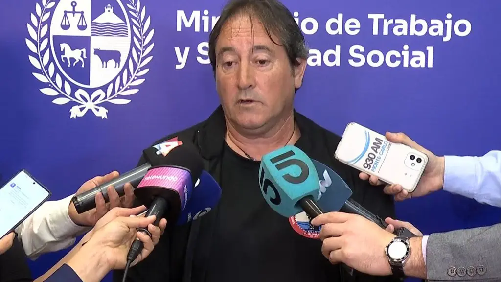 Álvaro Reinaldo, presidente del Supra, habla con la prensa en el Ministerio de Trabajo tras la reunión con TCP del lunes 28 de setiembre. Foto: captura de TV