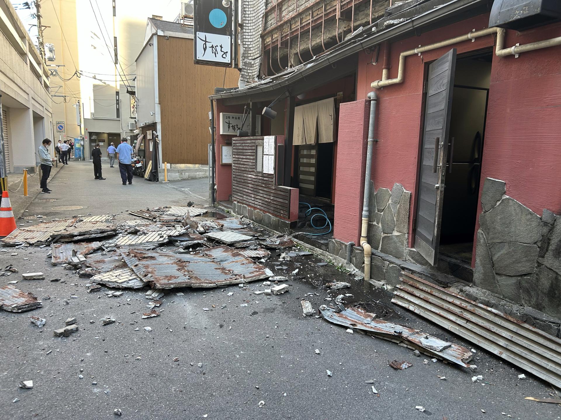 Vista aérea de un edificio colapsado en Japón tras un fuerte terremoto, con equipos de emergencia trabajando en la escena. Foto: El País