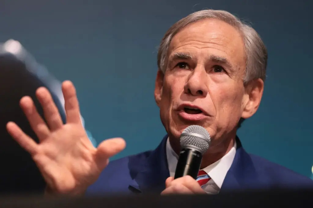 Greg Abbott habla ante un micrófono. Foto: La Nación