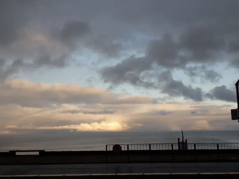 Cielo parcialmente nublado sobre la Rambla de Playa Honda, en Montevideo. Foto: Wikimedia Commons